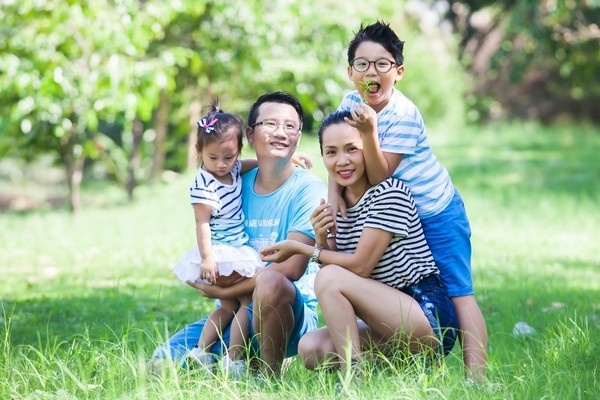 Học hỏi cách dạy con của sao Việt: Giúp con nên người từ điều nhỏ nhất