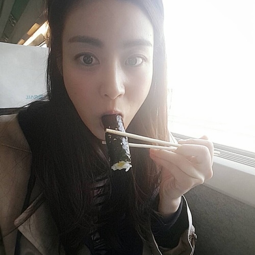 Ảnh hot sao Hàn: Jennie búi tóc natra mà vẫn thần thái