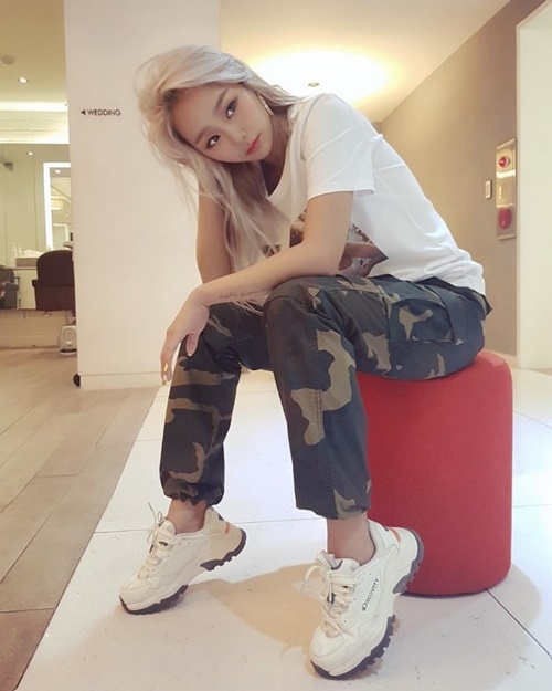 Ảnh hot sao Hàn: Jennie búi tóc natra mà vẫn thần thái