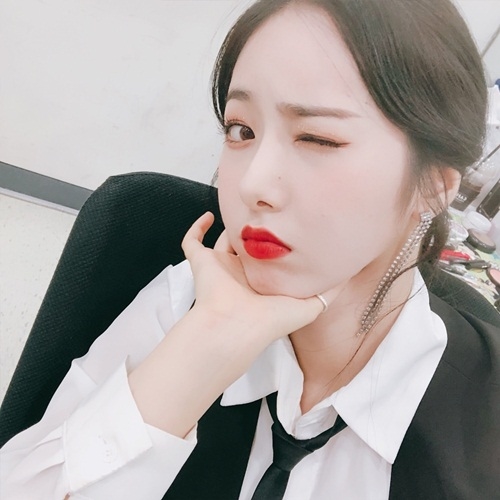 Ảnh hot sao Hàn: Jennie búi tóc natra mà vẫn thần thái