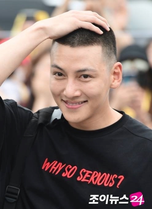 Ngây ngô cỡ này, Ji Chang Wook sao có thể dính scandal Burning Sun?