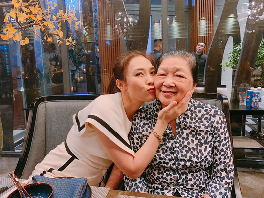 Nhan sắc mẹ sao Việt: Xinh đẹp, quý phái không kém gì con gái