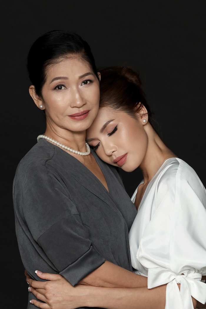 Nhan sắc mẹ sao Việt: Xinh đẹp, quý phái không kém gì con gái