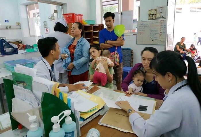 Nắng nóng oi bức khiến trẻ dễ bị bệnh, bác sĩ mách ngay cách đề phòng