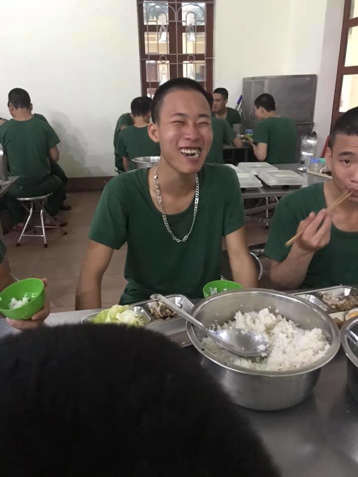 Nhìn những anh bộ đội lầy lội này thì ai còn dám bảo đi lính là khổ