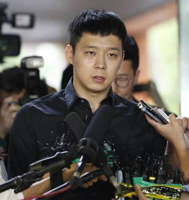 Những sao nam “muối mặt”, sự nghiệp xuống dốc vì scandal ảnh nóng