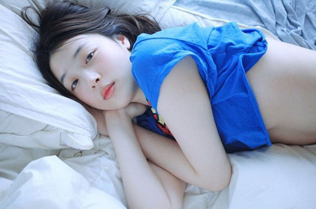 Nữ hoàng thị phi Sulli trổ tài may vá xé áo phông làm váy, không khéo