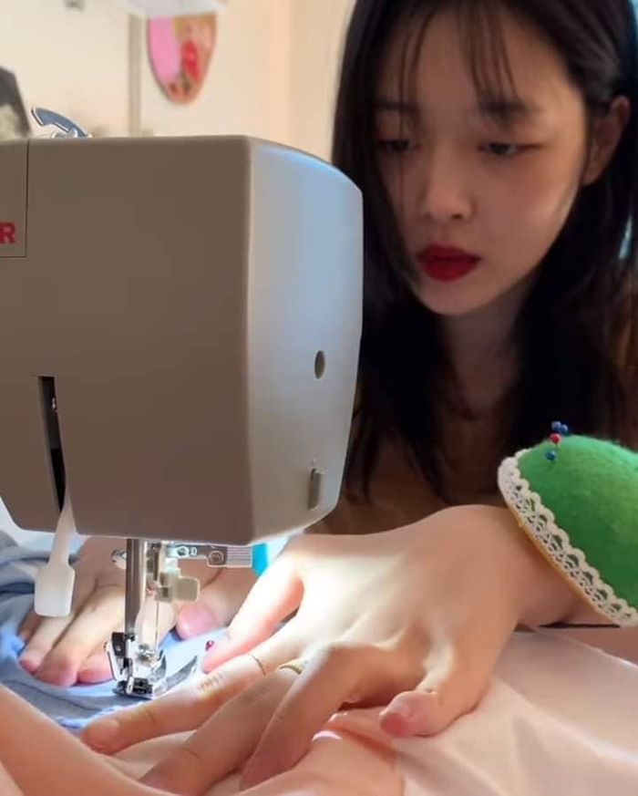 Nữ hoàng thị phi Sulli trổ tài may vá xé áo phông làm váy, không khéo