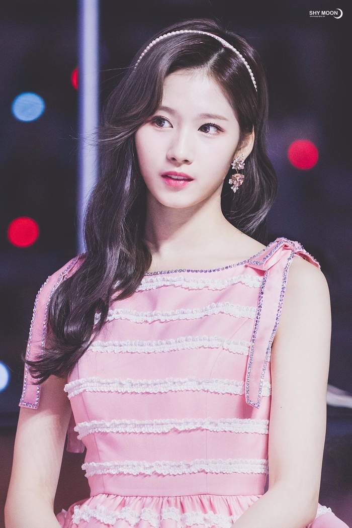 Nữ idol đẹp nhất ngoài đời do thần tượng bình chọn: Em út TWICE bất