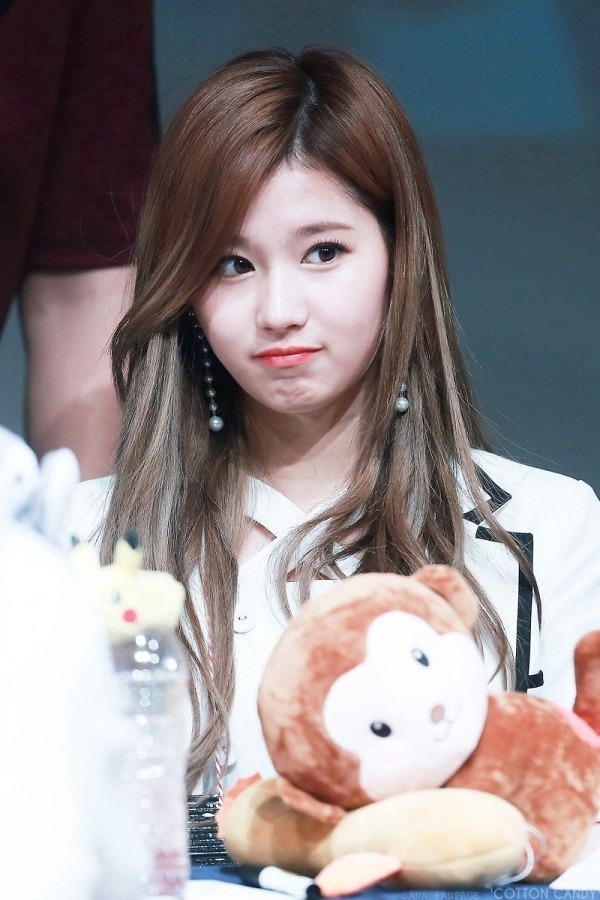 Nữ idol đẹp nhất ngoài đời do thần tượng bình chọn: Em út TWICE bất