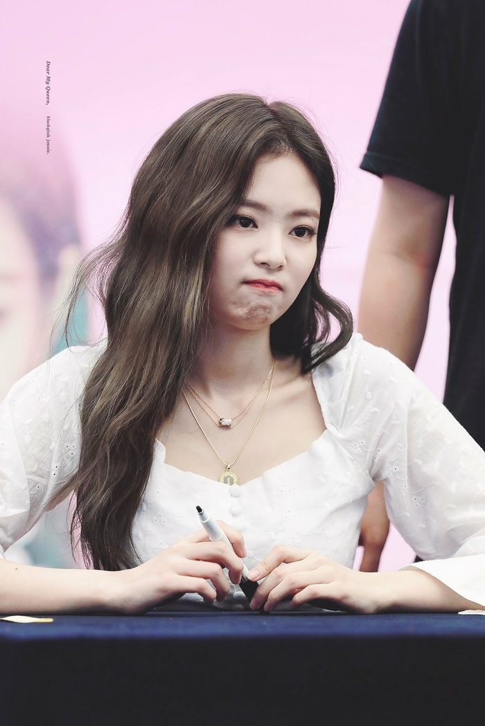 Nữ idol đẹp nhất ngoài đời do thần tượng bình chọn: Em út TWICE bất
