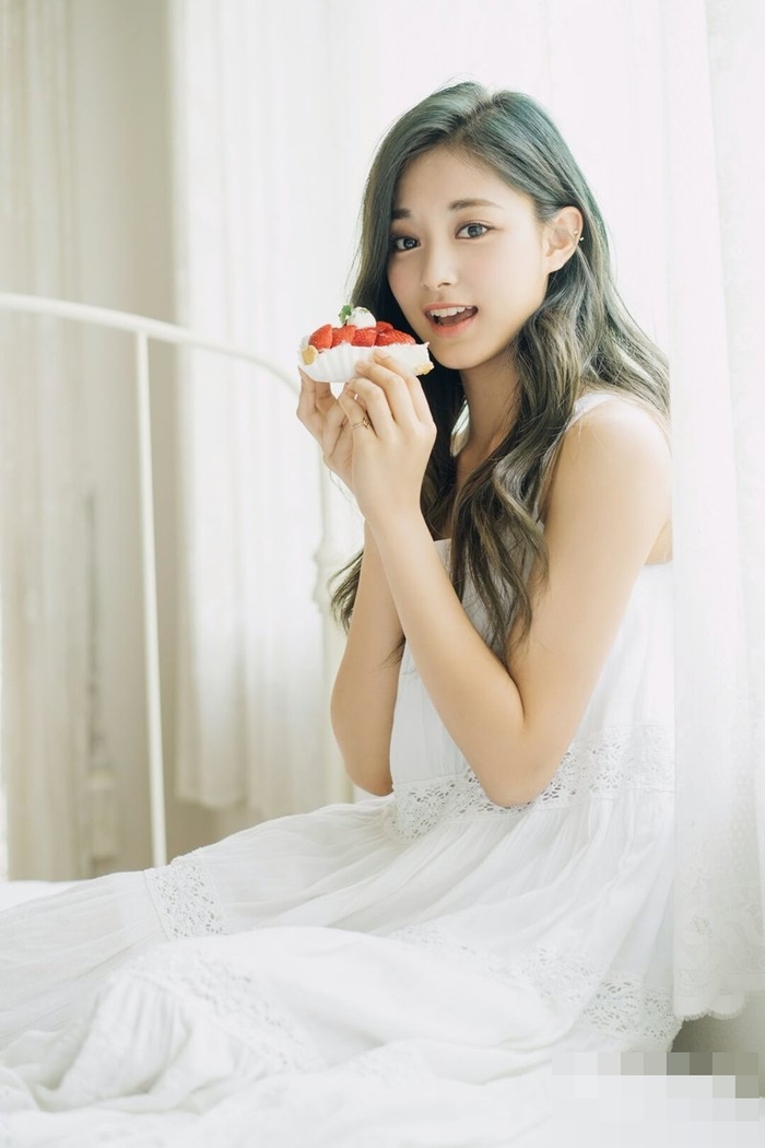 Nữ idol đẹp nhất ngoài đời do thần tượng bình chọn: Em út TWICE bất