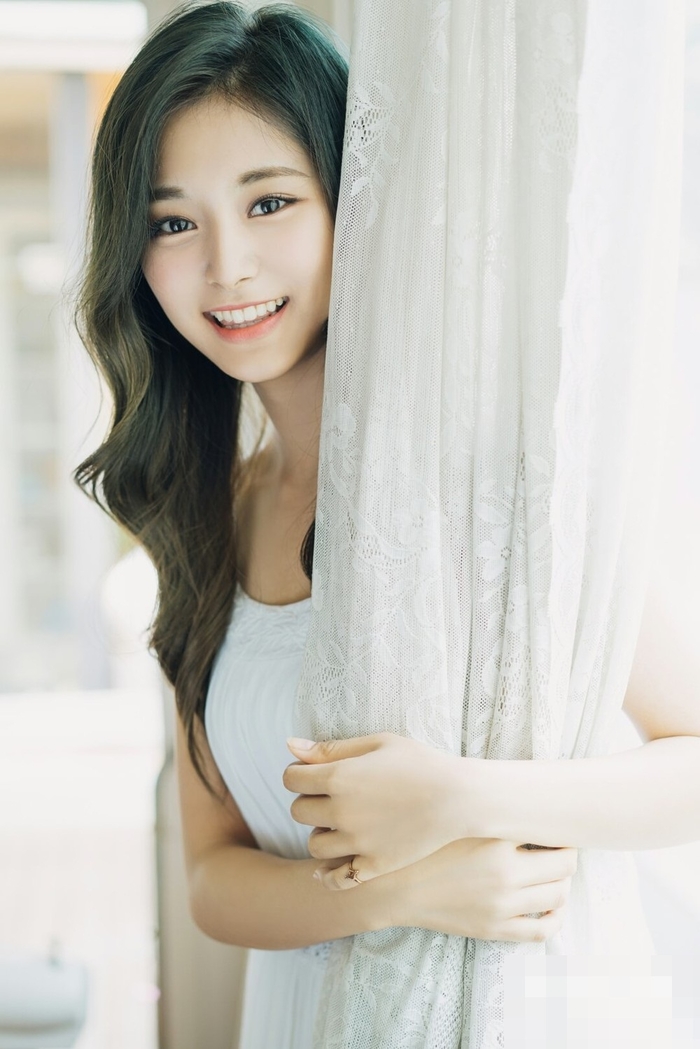 Nữ idol đẹp nhất ngoài đời do thần tượng bình chọn: Em út TWICE bất