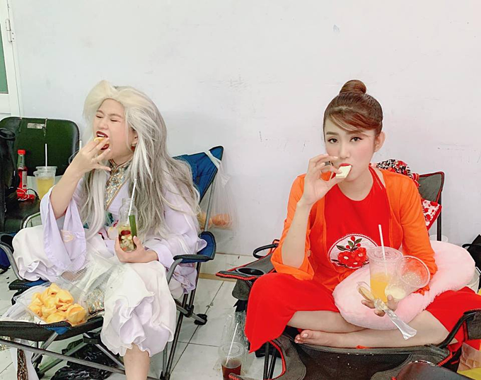 Phạm Hương khoe “sính lễ cầu hôn” khủng, Hương Tràm đơ như tượng sáp