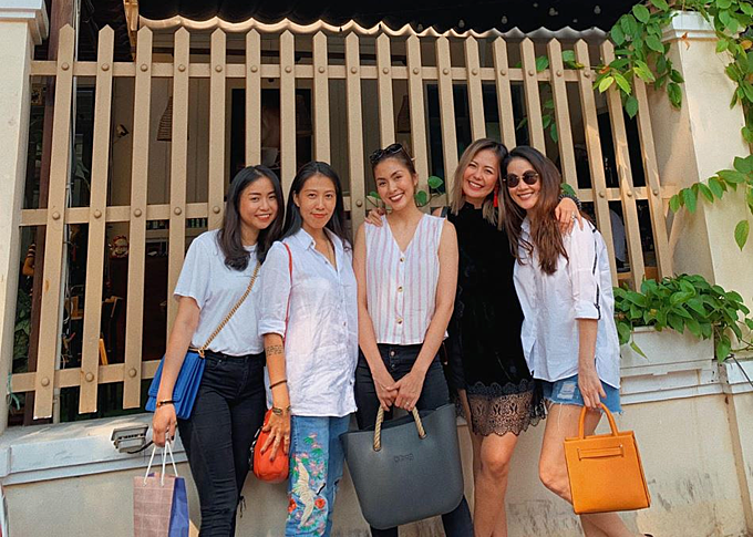 Phạm Hương khoe “sính lễ cầu hôn” khủng, Hương Tràm đơ như tượng sáp