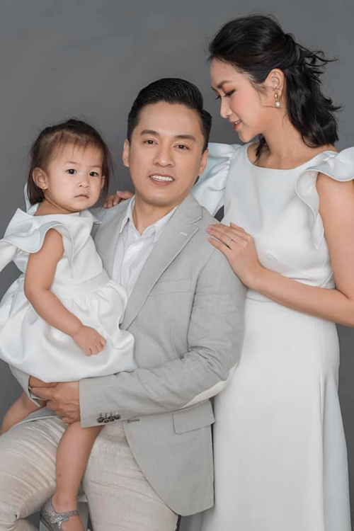 Phạm Hương khoe “sính lễ cầu hôn” khủng, Hương Tràm đơ như tượng sáp