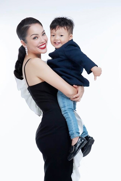 Khi sao Viet lam me don than: Thu Quynh bat luc, Duong Cam lynh vat va muu sinh?