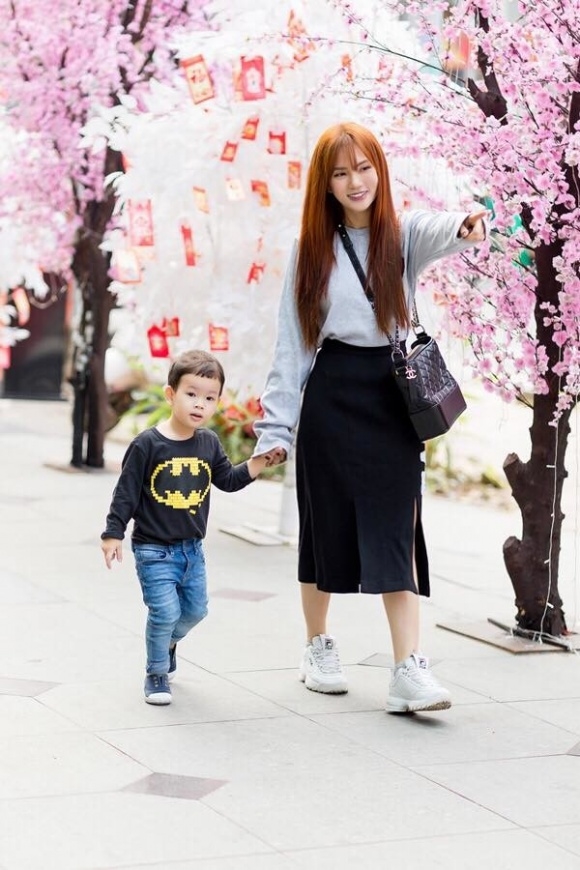 Khi sao Viet lam me don than: Thu Quynh bat luc, Duong Cam lynh vat va muu sinh?