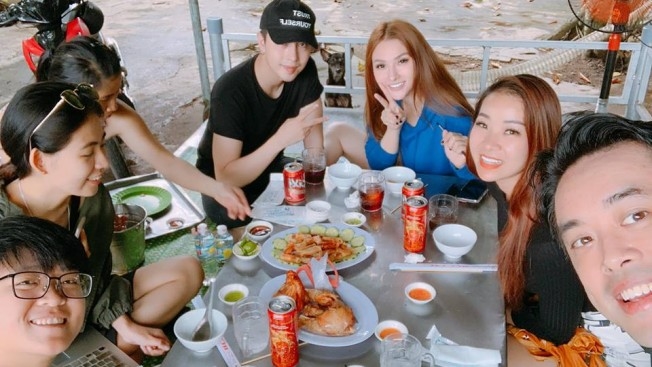 Sao Việt và những chuyện tình phi công trẻ lái máy bay bà già