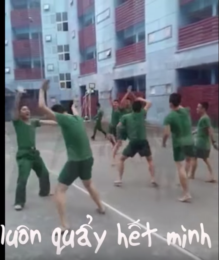 Nhìn những anh bộ đội lầy lội này thì ai còn dám bảo đi lính là khổ