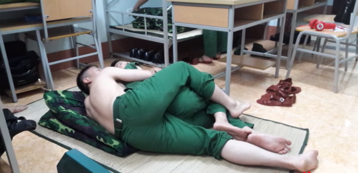 Nhìn những anh bộ đội lầy lội này thì ai còn dám bảo đi lính là khổ