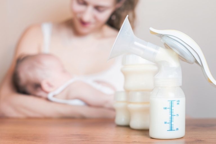 Mẹ bị thủy đậu vạch áo mưa cho con ti được CĐM chia sẻ