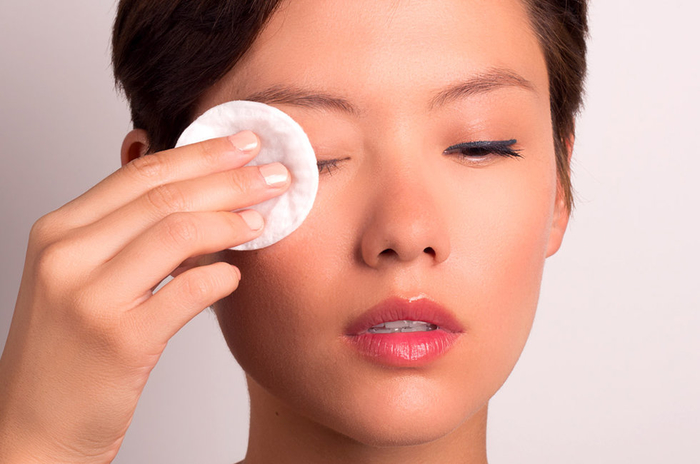 Thắc mắc của chị em: tan làm tẩy trang rửa mặt luôn hay để dành tối