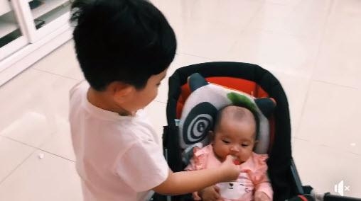 Thanh Thuy va loat sao Viet huong dan con lon nhu the nao khi nha co them em”