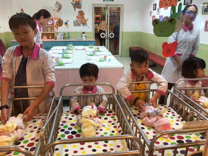Thanh Thuy va loat sao Viet huong dan con lon nhu the nao khi nha co them em”