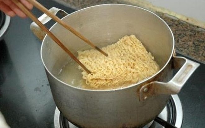 Mẹ bầu có nên ăn mì tôm không và đây là lời giải đáp của bác sĩ