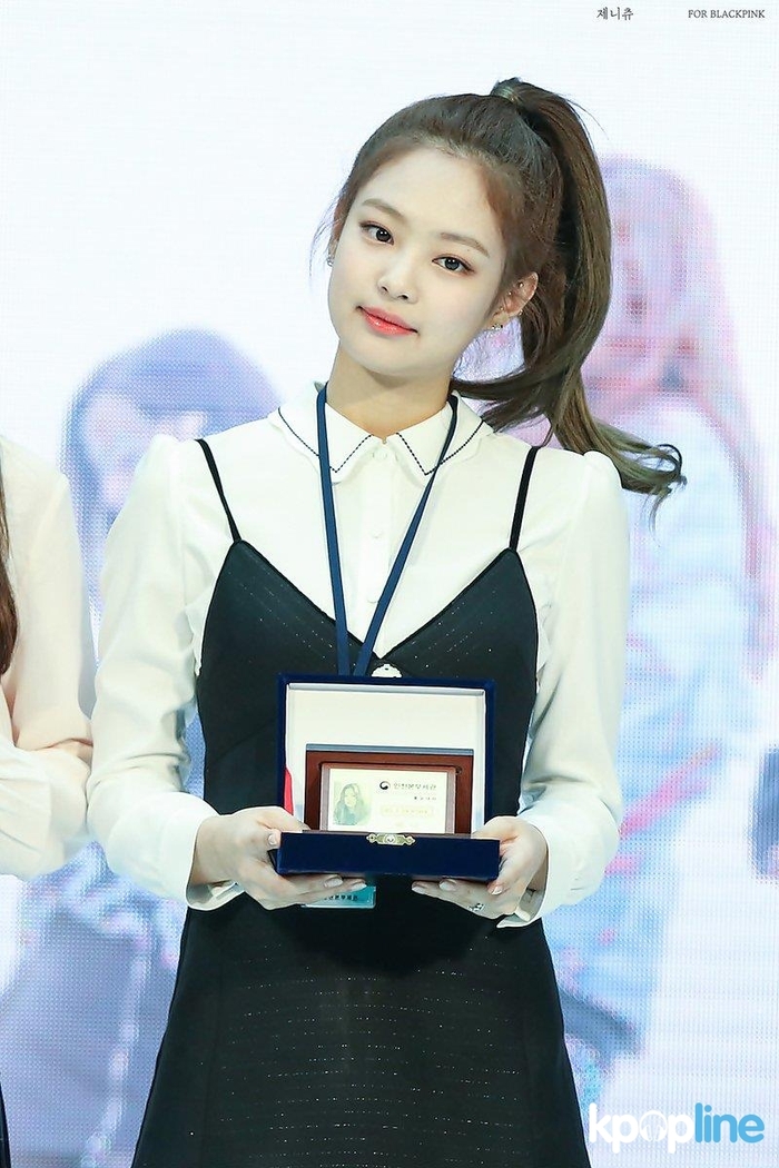 Trừ kiểu tóc bạch kim, Jennie (BLACKPINK) luôn xử đẹp những kiểu tóc