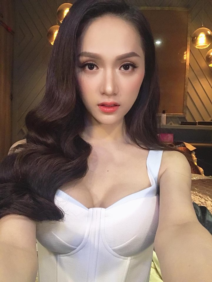 Trước khi hết nhiệm kì Hương Giang vẫn đẹp lộng lẫy, mướt mắt
