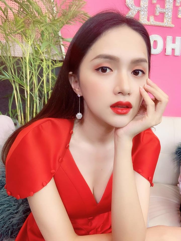 Trước khi hết nhiệm kì Hương Giang vẫn đẹp lộng lẫy, mướt mắt