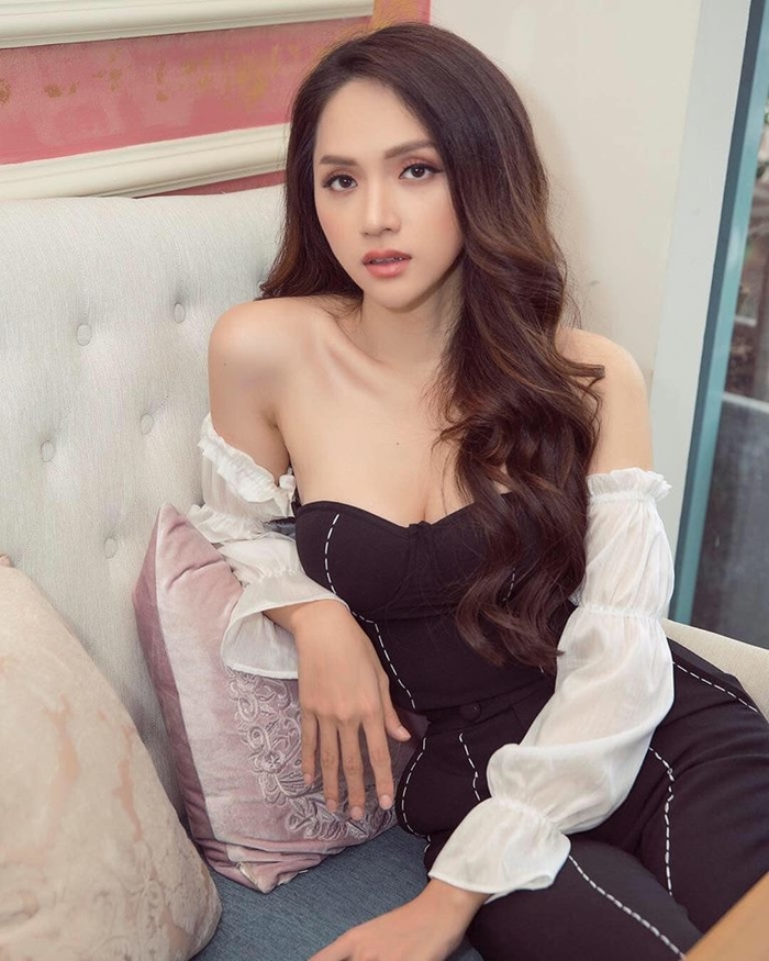 Trước khi hết nhiệm kì Hương Giang vẫn đẹp lộng lẫy, mướt mắt