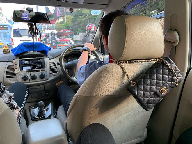 Tủ đồ chất ngập hàng hiệu của Hari Won