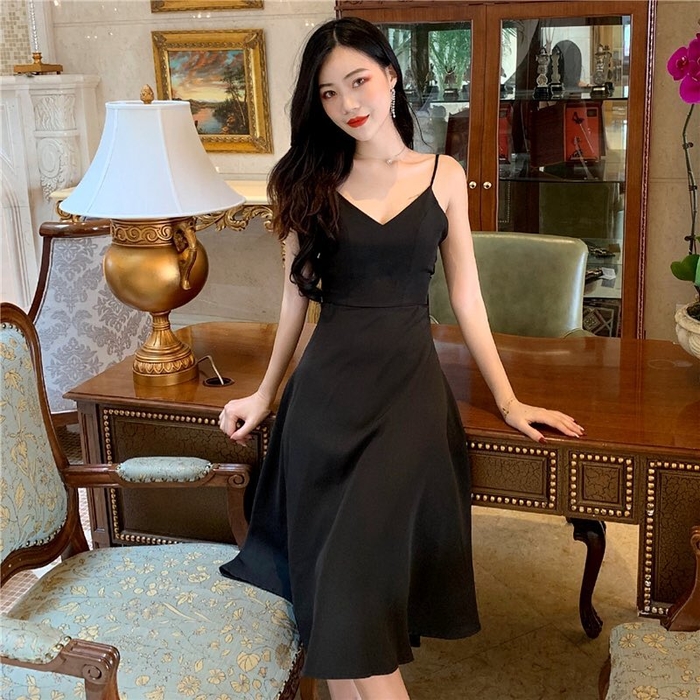 Tủ đồ của nàng “sành” thời trang phải có ít nhất 1 chiếc váy đen