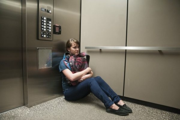 Từ việc cô gái bị sàm sỡ trong thang máy, đâu là cách tự bảo vệ mình?