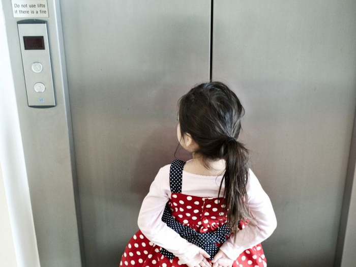 Từ việc cô gái bị sàm sỡ trong thang máy, đâu là cách tự bảo vệ mình?
