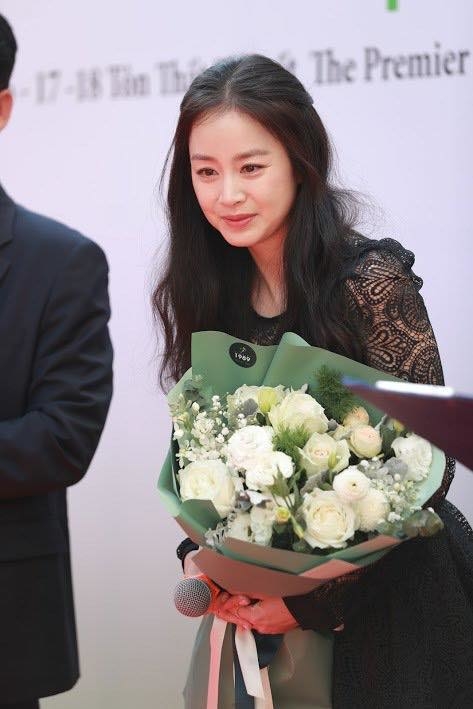 Tường thành nhan sắc của showbiz Hoa - Hàn đều lộ rõ dấu vết tuổi tác