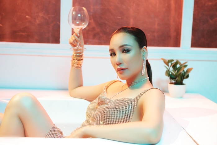 Tuy bo tam ngung su nghiep: Hoai Lam yen am hanh phuc, Hoàng Yen vut sang thanh nu hoang?