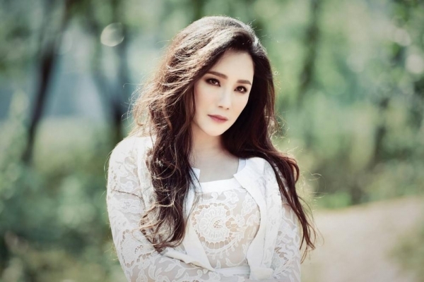 Tuy bo tam ngung su nghiep: Hoai Lam yen am hanh phuc, Hoàng Yen vut sang thanh nu hoang?