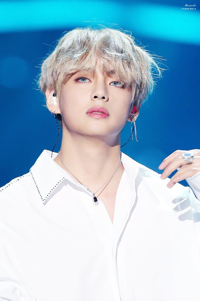 V (BTS) và YooA (Oh My Girl) là cặp đôi búp bê sống do Knet bình chọn