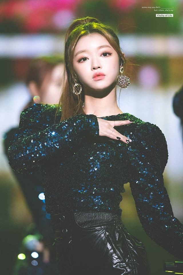 V (BTS) và YooA (Oh My Girl) là cặp đôi búp bê sống do Knet bình chọn