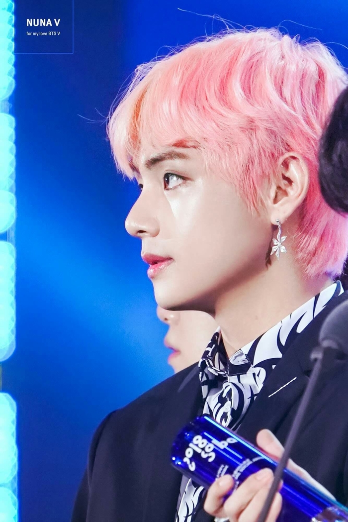 V (BTS) và YooA (Oh My Girl) là cặp đôi búp bê sống do Knet bình chọn