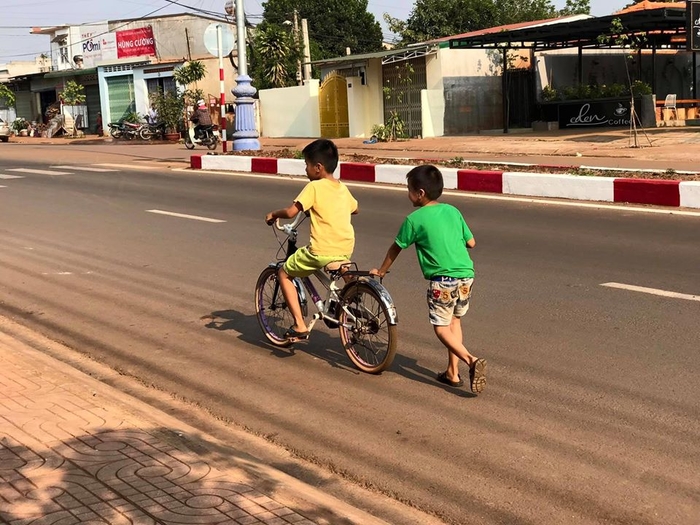 Hai thanh niên cứng hùn tiền mua sen đá tặng mẹ