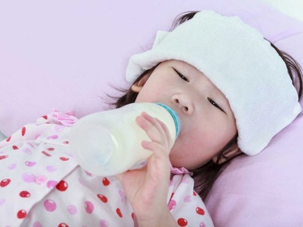 Xử trí khi trẻ bị say nắng, say nóng mà các cha mẹ nên biết