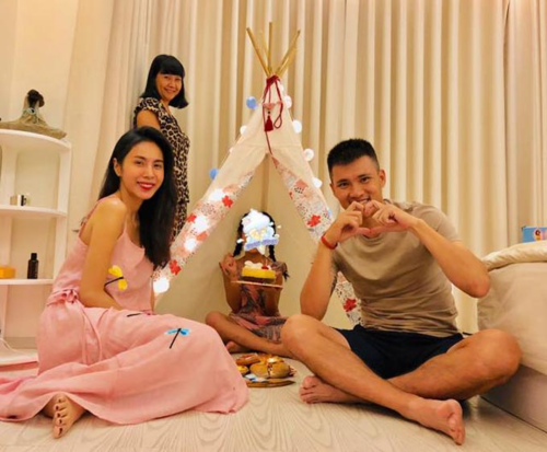 Xuất hiện cùng nhân vật này, sao Việt hot đến mấy cũng bị cho ra rìa
