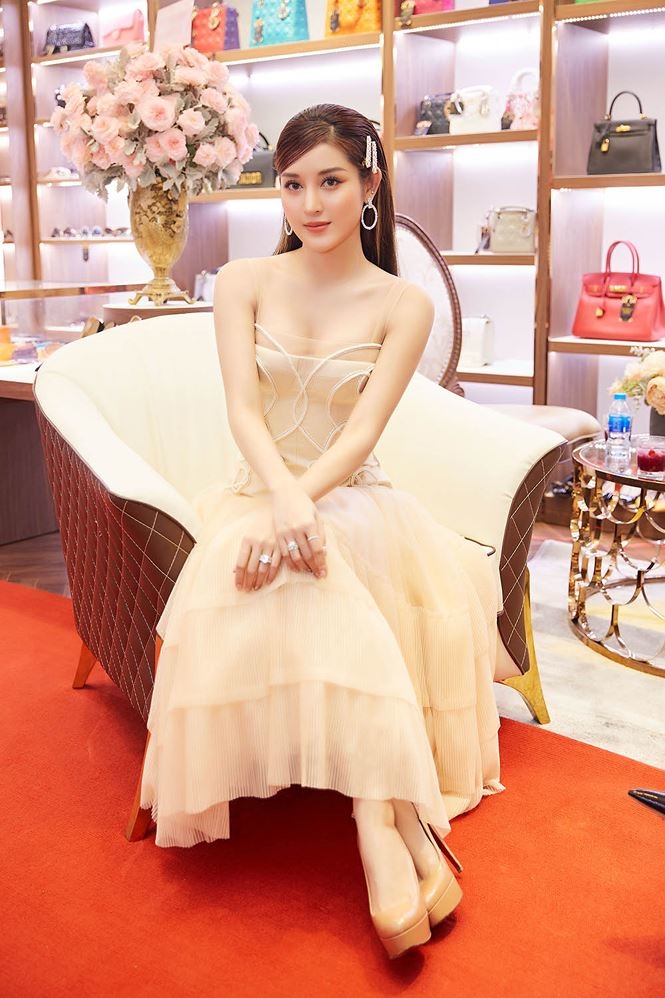 Phong cách sao Việt: Ngọc Trinh diện suit cool ngầu đầy lạ lẫm