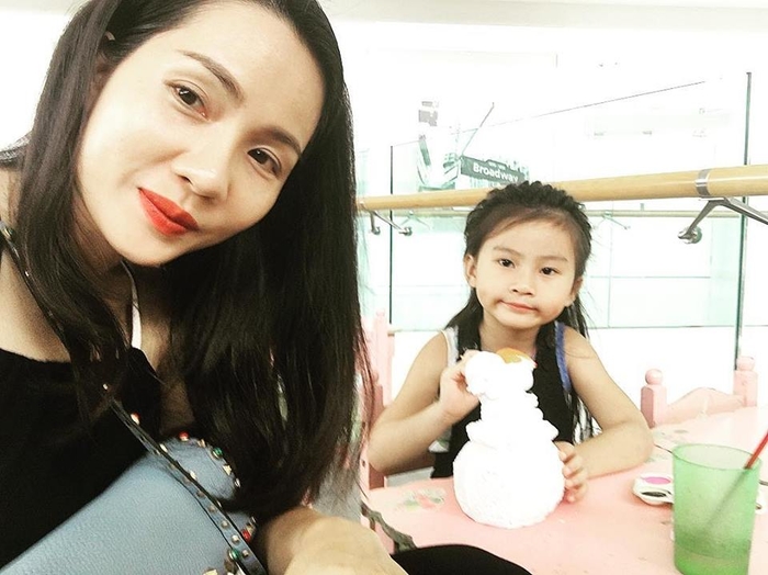 Con gái Hoàng Bách và câu hỏi Sao bố mẹ được tắm cùng nhau?