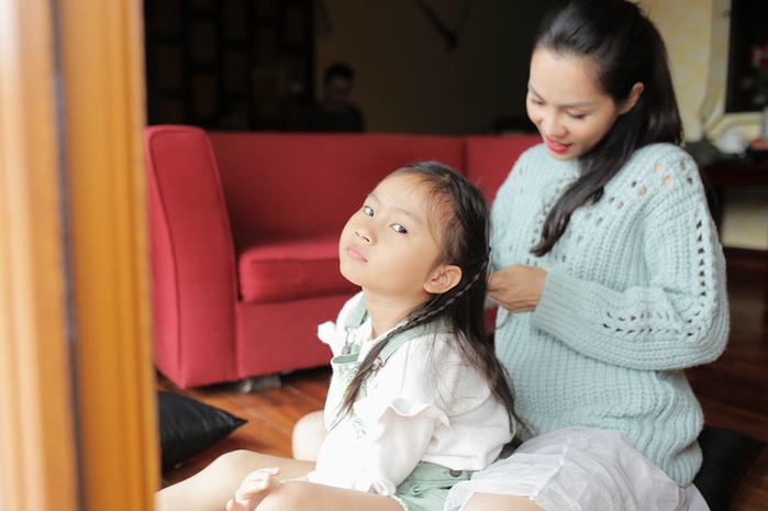 Con gái Hoàng Bách và câu hỏi Sao bố mẹ được tắm cùng nhau?